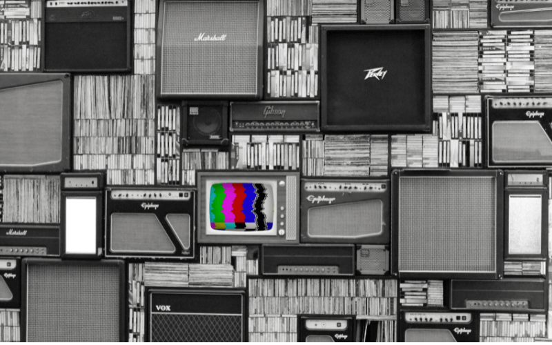 Mezcla de televisores en blanco y negro con pantalla en color en medio