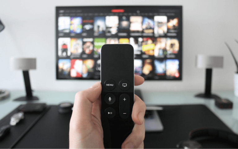 Un mando de televisión eligiendo qué app usar en su smart TV