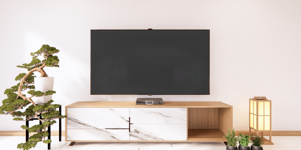 Smart TV de 85 pulgadas en un salón encima de un mueble de televisor